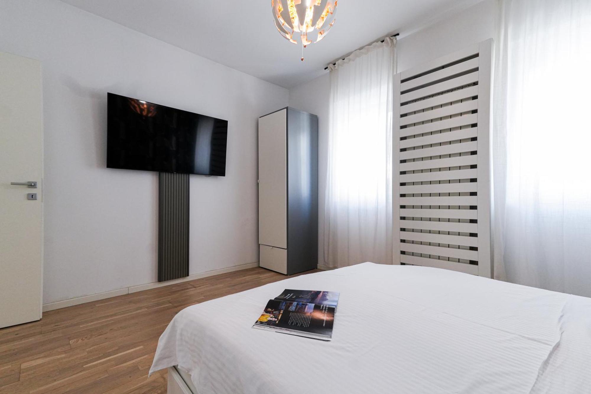 Maria - Modern Apartment With Parking And Workspace Bukarest Kültér fotó